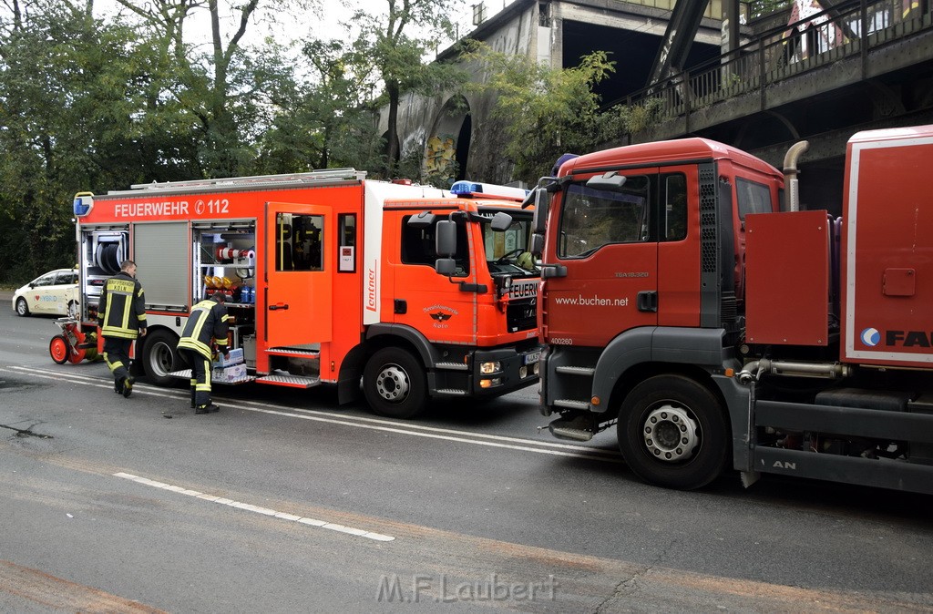 LKW blieb unter Bruecke haengen Koeln Ehrenfeld Innere Kanalstr Hornstr P437.JPG - Miklos Laubert